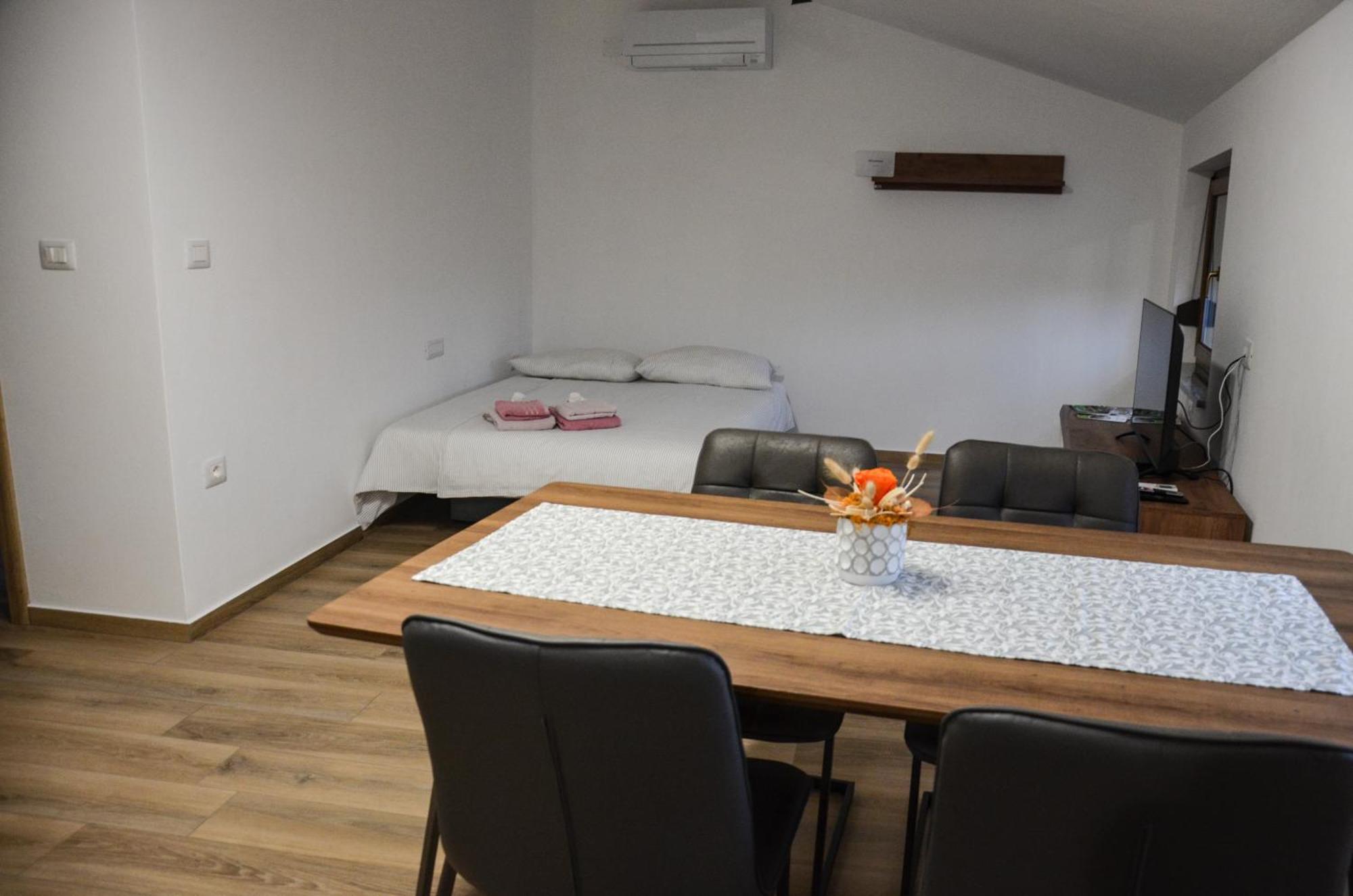 Apartmaji Tanto Malovse Crnice Exterior foto